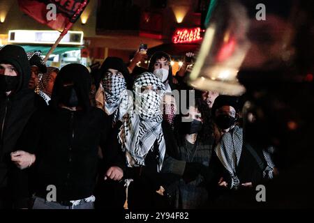 Berlin, Deutschland. Oktober 2024. Pro-palästinensische Demonstranten, die während eines Protests für die Rechte der Palästinenser am ersten Jahrestag der Hamas-Invasion im Süden Israels in Berlin palästinensische Keffiyeh-Tücher trugen, sahen. Der Protest unter dem Motto „Glory to the Resistance“ wurde von einer großen Polizeipräsenz begleitet. Am 7. Oktober 2023 stürmten Tausende von Hamas-Militanten vom Gazastreifen nach Israel, töteten 1.139 Menschen und entführten Israelis. Quelle: SOPA Images Limited/Alamy Live News Stockfoto