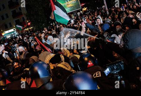 Berlin, Deutschland. Oktober 2024. Pro-palästinensische Demonstranten stoßen bei einem Protest für palästinensische Rechte am ersten Jahrestag der Hamas-Invasion in Südisrael in Berlin mit der deutschen Polizei zusammen. Der Protest unter dem Motto „Glory to the Resistance“ wurde von einer großen Polizeipräsenz begleitet. Am 7. Oktober 2023 stürmten Tausende von Hamas-Militanten vom Gazastreifen nach Israel, töteten 1.139 Menschen und entführten Israelis. Quelle: SOPA Images Limited/Alamy Live News Stockfoto