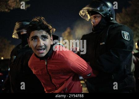 Berlin, Deutschland. Oktober 2024. Ein Teenager, der von der deutschen Polizei während eines Protests für palästinensische Rechte am ersten Jahrestag der Hamas-Invasion in Südisrael in Berlin festgenommen wurde. Der Protest unter dem Motto „Glory to the Resistance“ wurde von einer großen Polizeipräsenz begleitet. Am 7. Oktober 2023 stürmten Tausende von Hamas-Militanten vom Gazastreifen nach Israel, töteten 1.139 Menschen und entführten Israelis. Quelle: SOPA Images Limited/Alamy Live News Stockfoto