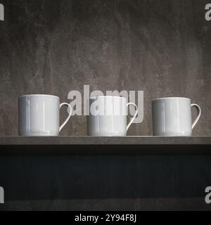 Drei weiße Kaffeetassen, Tassen mit Griffen auf Einem Wandregal, Großbritannien Stockfoto