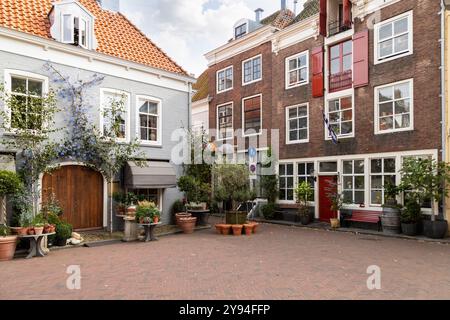 Gemütlicher kleiner Platz im Zentrum der niederländischen Stadt Middelburg in Zeeland. Stockfoto