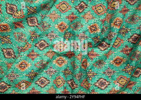Grüner persischer Stoff mit komplexen, farbenfrohen geometrischen Designs und Vintage-Stil Stockfoto