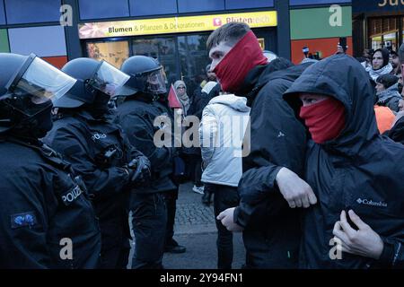 Berlin, Deutschland. Oktober 2024. Pro-palästinensische linke Aktivisten konfrontieren Polizeibeamte während eines Protests für palästinensische Rechte am ersten Jahrestag der Hamas-Invasion in Südisrael in Berlin. Der Protest unter dem Motto „Glory to the Resistance“ wurde von einer großen Polizeipräsenz begleitet. Am 7. Oktober 2023 stürmten Tausende von Hamas-Militanten vom Gazastreifen nach Israel, töteten 1.139 Menschen und entführten Israelis. (Foto: Vasily Krestyaninov/SOPA Images/SIPA USA) Credit: SIPA USA/Alamy Live News Stockfoto