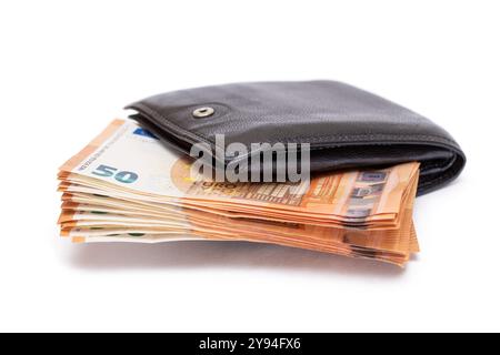 Schwarze Leder Männer Brieftasche mit fünfzig Euro-Banknoten innen - isoliert auf weißem Hintergrund. Eine Geldbörse voller Geld, die Wohlstand, Erfolg und Soziales symbolisiert Stockfoto