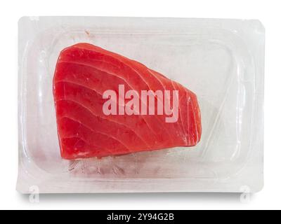 Roher Thunfisch in einer vakuumverpackten Sous-Vide-Verpackung, isoliert auf weiß, mit Beschneidungspfad Stockfoto