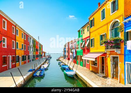 Kanal der Insel Burano, farbenfrohe Häuser und Boote in der Lagune von Venedig. Veneto Region, Italien, Europa. Stockfoto