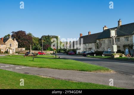 Das malerische Dorf Biddestone mit Dorfgrün in den Cotswolds, England im Sommer, wo Agatha Raisin gedreht wurde Stockfoto