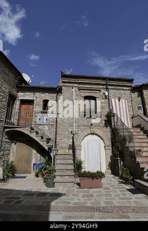 Ein Steinhaus in Guardia Perticara, einem Dorf in Basilicata in Italien. Stockfoto