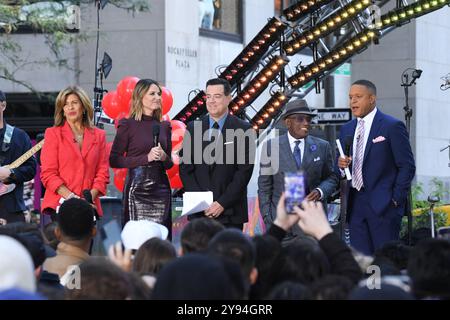 Hoda Kotb, Savannah Guthrie, Carson Daly, Al Roker und Craig Melvin werden am 8. Oktober 2024 in der „Today“ Show von NBC im Rockefeller Center in New York, NY, aufgeführt. (Foto: Efren Landaos/SIPA USA) Stockfoto