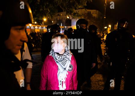 Berlin, Deutschland. Oktober 2024. Greta Thunberg (M), schwedische Aktivistin, nimmt an einer Kundgebung unter dem Motto „Solidarität mit Palästina“ in Südstern in Berlin-Kreuzberg Teil. Quelle: Christoph Soeder/dpa/Alamy Live News Stockfoto