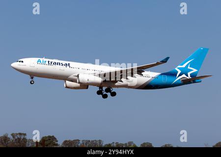 Ein Air Transat Airbus 330-200 landet am Flughafen Rom Fiumicino. Air Transat wurde 2024 von Passagieren bei den Skytrax World Airline Awards zur besten Freizeitfluggesellschaft der Welt gewählt Stockfoto