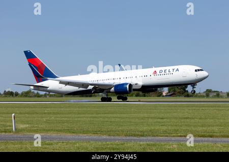 Eine Delta Airlines Boeing 767-300ER landet am Flughafen Kopenhagen Kastrup. 10.002 km Reichweite für dieses Flugzeug. ER bedeutet „Erweiterter Bereich“ Stockfoto