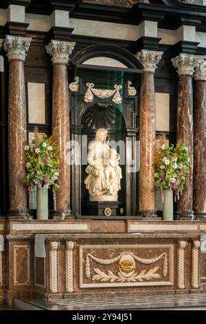 Belgien, Flandern, Brügge, Onze-Lieve Vrouwekerk, Kirche unserer Lieben Frau, Michaelangelos Madonna und Kind Skulptur Stockfoto