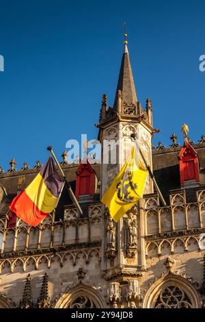 Belgien, Flandern, Brügge, Stadhuis Rathaus, regionale und nationale Flaggen fliegen Stockfoto