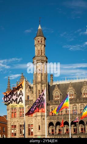 Belgien, Flandern, Brügge, Grote Markt, Amok Brügge Flaggen, 10-tägiges jährliches Musik- und Kulturfestival Stockfoto