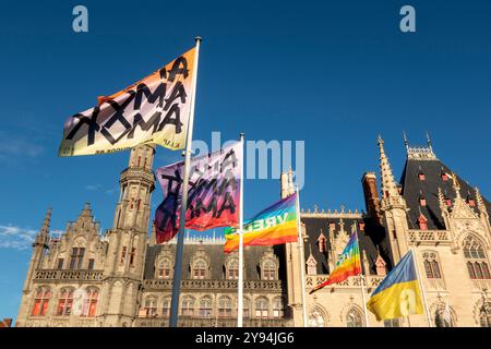 Belgien, Flandern, Brügge, Grote Markt, Amok Brügge Flaggen, 10-tägiges jährliches Musik- und Kulturfestival Stockfoto