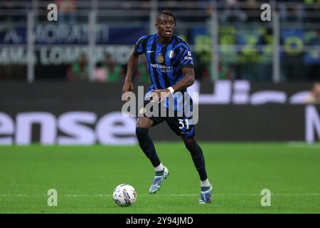 Mailand, Italien. Oktober 2024. Yann Bisseck vom FC Internazionale während des Spiels der Serie A in Giuseppe Meazza, Mailand. Der Bildnachweis sollte lauten: Jonathan Moscrop/Sportimage Credit: Sportimage Ltd/Alamy Live News Stockfoto