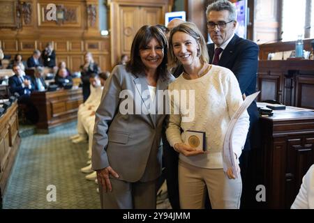 Paris, Frankreich. Oktober 2024. Die Bürgermeisterin von Paris Anne Hidalgo verleiht der Präsidentin des Paralympischen Nationalkomitees Marie-Amelie Le Fur bei der Medaillenzeremonie für diejenigen, die an der Organisation der Olympischen und Paralympischen Spiele 2024 während des Pariser Stadtrates beteiligt waren, am 8. Oktober 2024 im Pariser Rathaus im Hotel de Ville in Paris eine Medaille. Foto: Raphael Lafargue/ABACAPRESS. COM Credit: Abaca Press/Alamy Live News Stockfoto