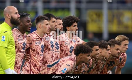 Mailand, Italien. Oktober 2024. Der Torino FC, der elf startet, steht vor dem Start für ein Mannschaftsfoto in der hinteren Reihe ( L bis R ); Vanja Milinkovic-Savic, Duvan Zapata, Gvidas Gineitis, Guillermo Maripan, Sebastian Walukiewicz und Saul Coco, erste Reihe ( L bis R ); Valentino Lazaro, Che Adams, Samuele Ricci, Karol Linetty und Marcus Pedersen, in der Serie A bei Giuseppe Meazza, Mailand. Der Bildnachweis sollte lauten: Jonathan Moscrop/Sportimage Credit: Sportimage Ltd/Alamy Live News Stockfoto