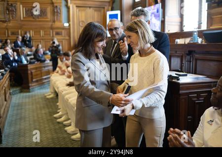 Paris, Frankreich. Oktober 2024. Die Bürgermeisterin von Paris Anne Hidalgo verleiht der Präsidentin des Paralympischen Nationalkomitees Marie-Amelie Le Fur bei der Medaillenzeremonie für diejenigen, die an der Organisation der Olympischen und Paralympischen Spiele 2024 während des Pariser Stadtrates beteiligt waren, am 8. Oktober 2024 im Pariser Rathaus im Hotel de Ville in Paris eine Medaille. Foto: Raphael Lafargue/ABACAPRESS. COM Credit: Abaca Press/Alamy Live News Stockfoto