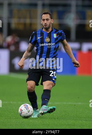 Mailand, Italien. Oktober 2024. Hakan Calhanoglu vom FC Internazionale während des Spiels der Serie A in Giuseppe Meazza, Mailand. Der Bildnachweis sollte lauten: Jonathan Moscrop/Sportimage Credit: Sportimage Ltd/Alamy Live News Stockfoto