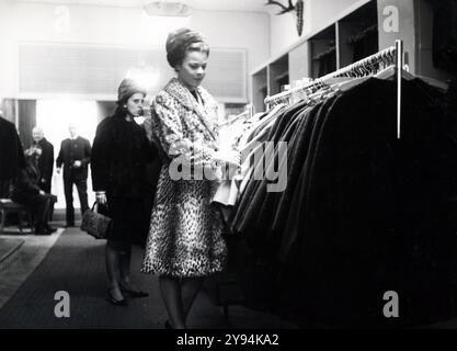 Anni '70 Archivio Storico Olycom/LaPresse Maria Beatrice di Savoia (Roma, 2 febbraio 1943) è una principessa italiana. È la quarta figlia dell'ultimo re d'Italia Umberto II e della regina Maria José. Nella Foto: Maria Beatrice di Savoia fa lo Shopping auf dem Foto: Maria Beatrice aus Savoy geht einkaufen Credit: LaPresse/Alamy Live News Stockfoto