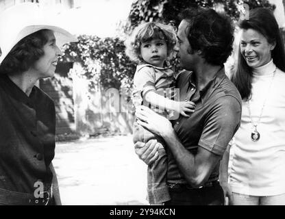 Anni '70 Ginevra Archivio Storico Olycom/LaPresse Maria Beatrice di Savoia (Roma, 2 febbraio 1943) è una principessa italiana. È la quarta figlia dell'ultimo re d'Italia Umberto II e della regina Maria José. Nella Foto: Maria Beatrice di Savoia con suo marito Luis Reyna, loro figlio Rafael Reyna e Maria José alla residenza a Ginevra auf dem Foto: Maria Beatrice von Savoyen mit ihrem Ehemann Luis Reyna, ihrem Sohn Rafael Reyna und Maria José in der Residenz in Genf Credit: LaPresse/Alamy Live News Stockfoto