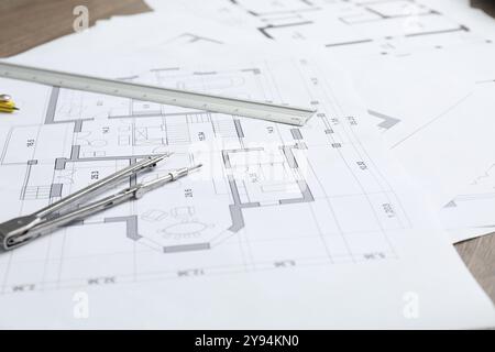 Verschiedene Architekturzeichnungen, Trennzeichen und Lineal auf dem Tisch, Nahaufnahme Stockfoto