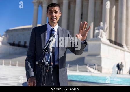 Washington, Usa. Oktober 2024. Der Anwalt Pete Patterson antwortet auf eine Frage der Nachrichtenmedien nach seinen Argumenten, die das Verbot von Geisterwaffen durch die Biden-Regierung am 8. Oktober 2024 vor dem Obersten Gerichtshof in Washington, DC, USA, anfechten. Heute verhandelt der Oberste Gerichtshof Argumente über die Bemühungen der Biden-Regierung, Geisterwaffen zu regulieren, die aus Kits hergestellt werden können, die zu einer funktionierenden, nicht rückverfolgbaren Schusswaffe montiert sind. Quelle: Abaca Press/Alamy Live News Stockfoto