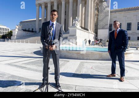 Washington, Usa. Oktober 2024. Der Anwalt Pete Patterson antwortet auf eine Frage der Nachrichtenmedien nach seinen Argumenten, die das Verbot von Geisterwaffen durch die Biden-Regierung am 8. Oktober 2024 vor dem Obersten Gerichtshof in Washington, DC, USA, anfechten. Heute verhandelt der Oberste Gerichtshof Argumente über die Bemühungen der Biden-Regierung, Geisterwaffen zu regulieren, die aus Kits hergestellt werden können, die zu einer funktionierenden, nicht rückverfolgbaren Schusswaffe montiert sind. Quelle: Abaca Press/Alamy Live News Stockfoto