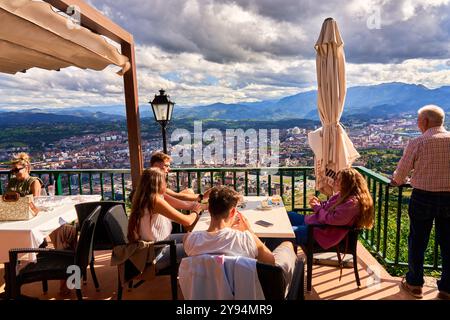 Junge Leute trinken auf einer Restaurantterrasse, allgemeiner Blick auf Oviedo vom Berg Naranco, Asturien, Spanien Stockfoto
