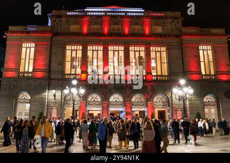 Leute, die die Oper betreten, Teatro Campoamor, Oviedo, Asturien, Spanien Stockfoto