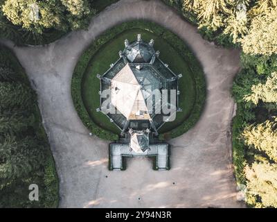 Das Schwarzenberg-Grab in Domanin bei Trebon, Tschechien, wird von oben erfasst und zeigt seine einzigartige Architektur, eingebettet in üppige Wälder an einem klaren Tag. Stockfoto