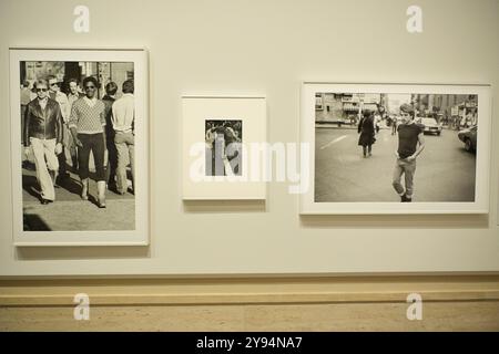 Washington, USA. Oktober 2024. Die National Gallery of Art veranstaltet heute am 08. Oktober 2024 eine Ausstellung über „The 70s Lens: Re magining Documentary Photography“, in der untersucht wird, wie Künstler das Leben in den Vereinigten Staaten aus verschiedenen Perspektiven mit der Kamera aus verschiedenen Blickwinkeln betrachten, in der National Gallery of Art/West Building in Washington DC, USA. (Foto: Lenin Nolly/SIPA USA) Credit: SIPA USA/Alamy Live News Stockfoto