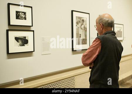 Washington, USA. Oktober 2024. Die National Gallery of Art veranstaltet heute am 08. Oktober 2024 eine Ausstellung über „The 70s Lens: Re magining Documentary Photography“, in der untersucht wird, wie Künstler das Leben in den Vereinigten Staaten aus verschiedenen Perspektiven mit der Kamera aus verschiedenen Blickwinkeln betrachten, in der National Gallery of Art/West Building in Washington DC, USA. (Foto: Lenin Nolly/SIPA USA) Credit: SIPA USA/Alamy Live News Stockfoto