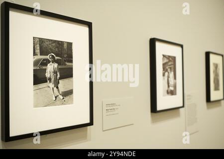 Washington, USA. Oktober 2024. Die National Gallery of Art veranstaltet heute am 08. Oktober 2024 eine Ausstellung über „The 70s Lens: Re magining Documentary Photography“, in der untersucht wird, wie Künstler das Leben in den Vereinigten Staaten aus verschiedenen Perspektiven mit der Kamera aus verschiedenen Blickwinkeln betrachten, in der National Gallery of Art/West Building in Washington DC, USA. (Foto: Lenin Nolly/SIPA USA) Credit: SIPA USA/Alamy Live News Stockfoto