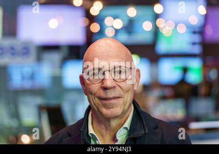 Darmstadt, Deutschland. Oktober 2024. Im Kontrollraum steht Rolf Densing, ESA-Direktor für Missionsoperationen und Leiter des European Space Operations Center (ESOC) in Darmstadt. Darlegung: Andreas Arnold/dpa/Alamy Live News Stockfoto