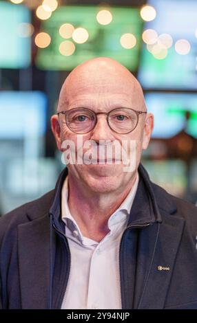 Darmstadt, Deutschland. Oktober 2024. Im Kontrollraum steht Rolf Densing, ESA-Direktor für Missionsoperationen und Leiter des European Space Operations Center (ESOC) in Darmstadt. Darlegung: Andreas Arnold/dpa/Alamy Live News Stockfoto