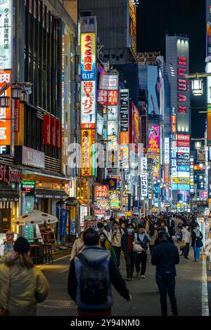 Touristen und Einheimische spazieren in shinjuku Golden Gai bei Nacht Stockfoto