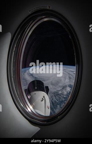 Washington, Usa. Oktober 2024. NASA-Astronaut Matthew Dominick nahm diese Ansicht des Hurrikans Milton am Dienstag, den 8. Oktober 2024 auf, als die Internationale Raumstation über dem großen Hurrikan auf der Westküste Floridas vorbeifuhr. Dominick, der auf X postete, sagte: "Wir sind vor etwa 90 Minuten über Hurrikan Milton geflogen. Hier ist der Blick aus dem Dragon Endeavour-Fenster. Erwarten Sie viele Bilder von diesem Fenster, da ich hier schlafe, während wir warten, bis wir zur Erde zurückkehren.“ NASA Foto von Matthew Dominick/UPI Credit: UPI/Alamy Live News Stockfoto