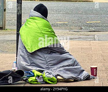 Glasgow, Schottland, Großbritannien. Oktober 2024. Wetter in Großbritannien: Trocken, während die Menschen ihr Leben durch das Wetter im Zentrum der Stadt bestimmt machten. Credit Gerard Ferry/Alamy Live News Stockfoto