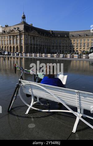 Moment der Entspannung und Freizeit auf dem Wasserspiegel vor dem Place de la Bourse in Bordeaux. Bordeaux, Gironde, New Aquitaine, Frankreich, Europa. Stockfoto