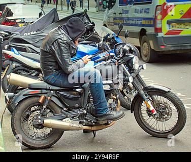 Glasgow, Schottland, Großbritannien. Oktober 2024. Wetter in Großbritannien: Trocken, während die Menschen ihr Leben durch das Wetter im Zentrum der Stadt bestimmt machten. Credit Gerard Ferry/Alamy Live News Stockfoto