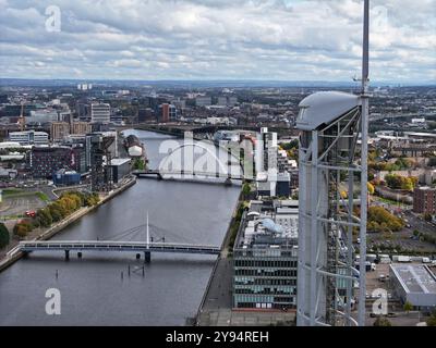 Blick von der Drohne auf den Fluss Clyde und das Stadtzentrum von Glasgow von hinter dem Science Centre Tower Stockfoto