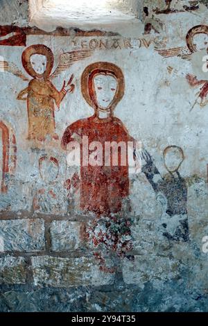 Das Innere der Kirche St. Christoph, Montferrand du Perigord in der Region Dordogne. Das Innere enthält eine Reihe mittelalterlicher Wandmalereien. Stockfoto