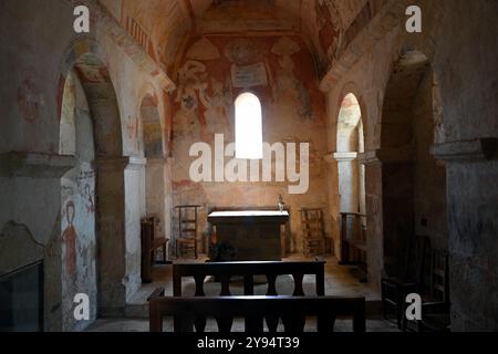 Das Innere der Kirche St. Christoph, Montferrand du Perigord in der Region Dordogne. Das Innere enthält eine Reihe mittelalterlicher Wandmalereien. Stockfoto