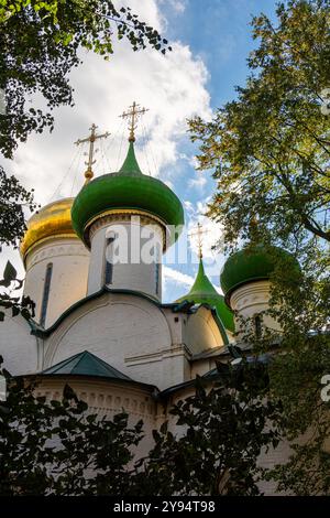 Traditionelle Zwiebelglockentürme typisch für eine russisch-orthodoxe Kirche in Suzdal, Russische Föderation Stockfoto