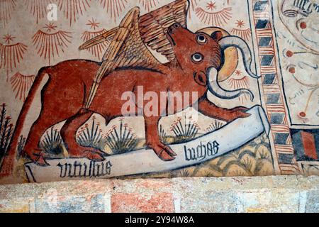 Das Innere der Kirche St. Christoph, Montferrand du Perigord in der Region Dordogne. Das Innere enthält eine Reihe mittelalterlicher Wandmalereien. Stockfoto