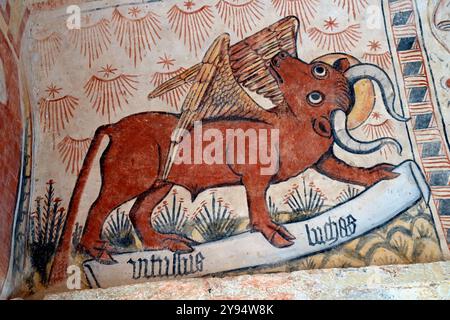 Das Innere der Kirche St. Christoph, Montferrand du Perigord in der Region Dordogne. Das Innere enthält eine Reihe mittelalterlicher Wandmalereien. Stockfoto