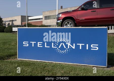 Kokomo - 6. Oktober 2024: Stellantis-Kraftwerk. RAM 1500-Display im Stellantis-Getriebewerk für Dodge, Chrysler, Jeep und RAM. Stockfoto